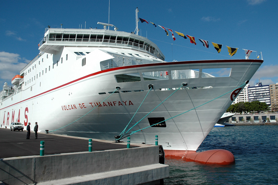 Man Jumps from Volcan de Timanfaya ferry Tenerife Gran Canaria